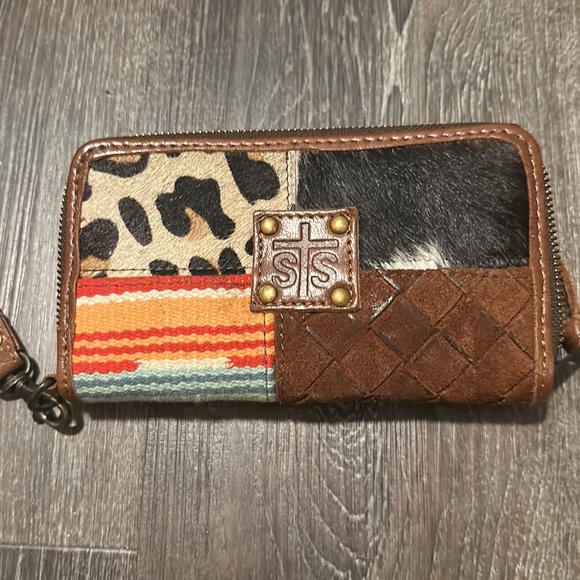 STS purse and wallet has concealed carry pocket only used a few times - Picture 2 of 6